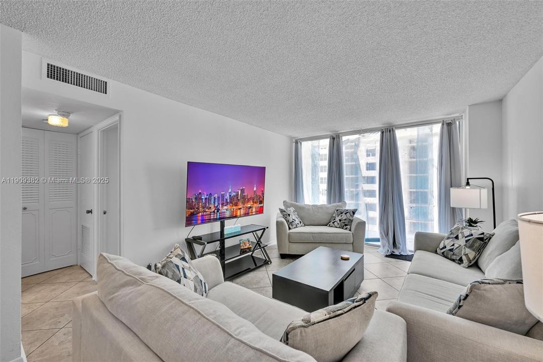 合同活跃: $2,100 (1 贝兹, 1 浴室, 721 平方英尺)