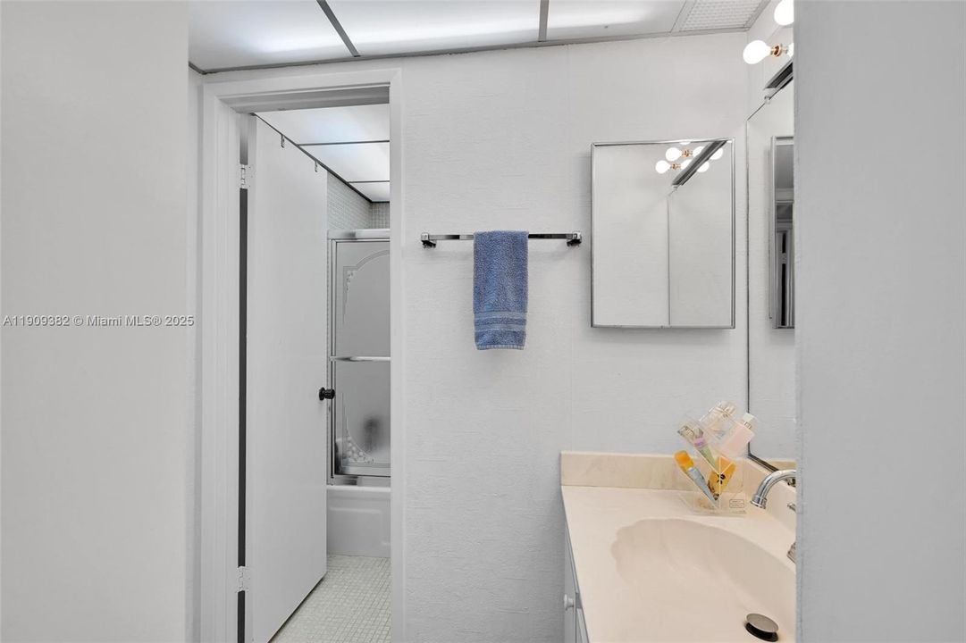 合同活跃: $2,100 (1 贝兹, 1 浴室, 721 平方英尺)