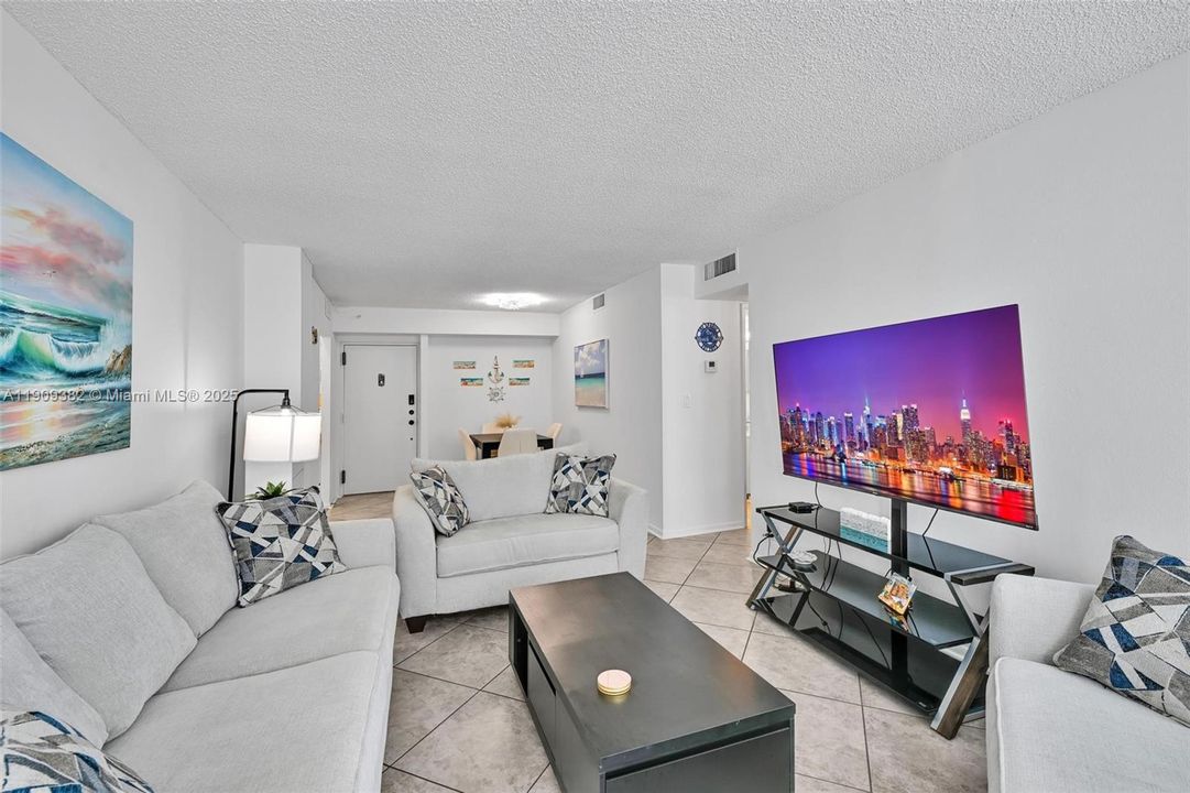 合同活跃: $2,100 (1 贝兹, 1 浴室, 721 平方英尺)