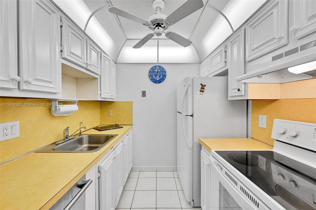 合同活跃: $2,100 (1 贝兹, 1 浴室, 721 平方英尺)