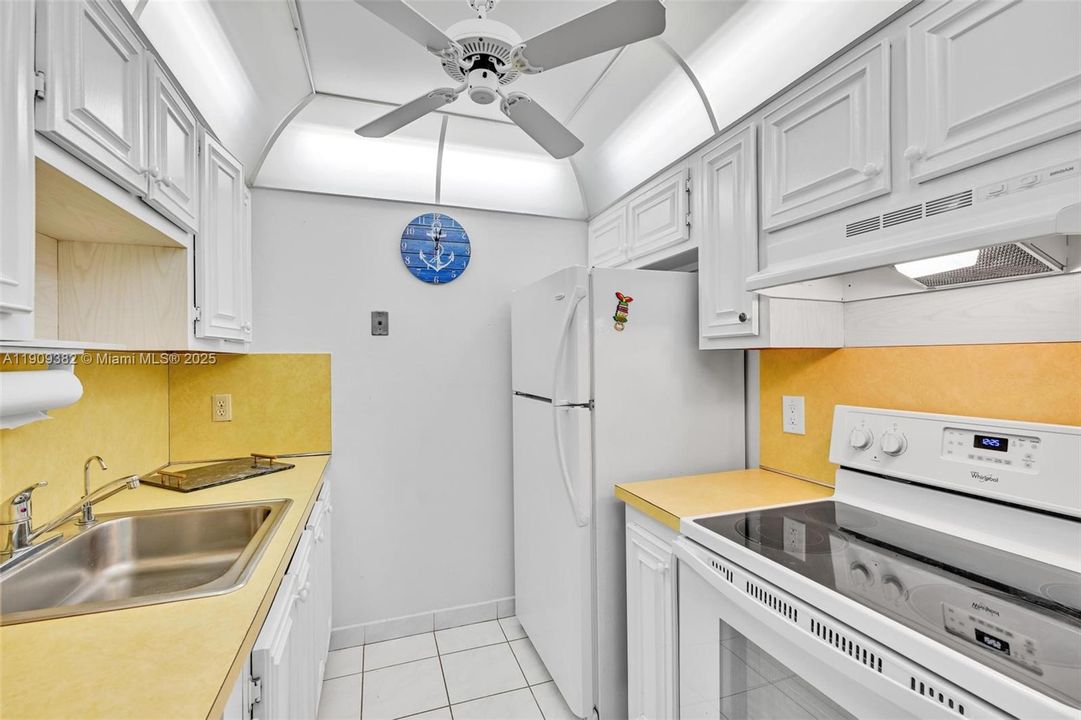 合同活跃: $2,100 (1 贝兹, 1 浴室, 721 平方英尺)