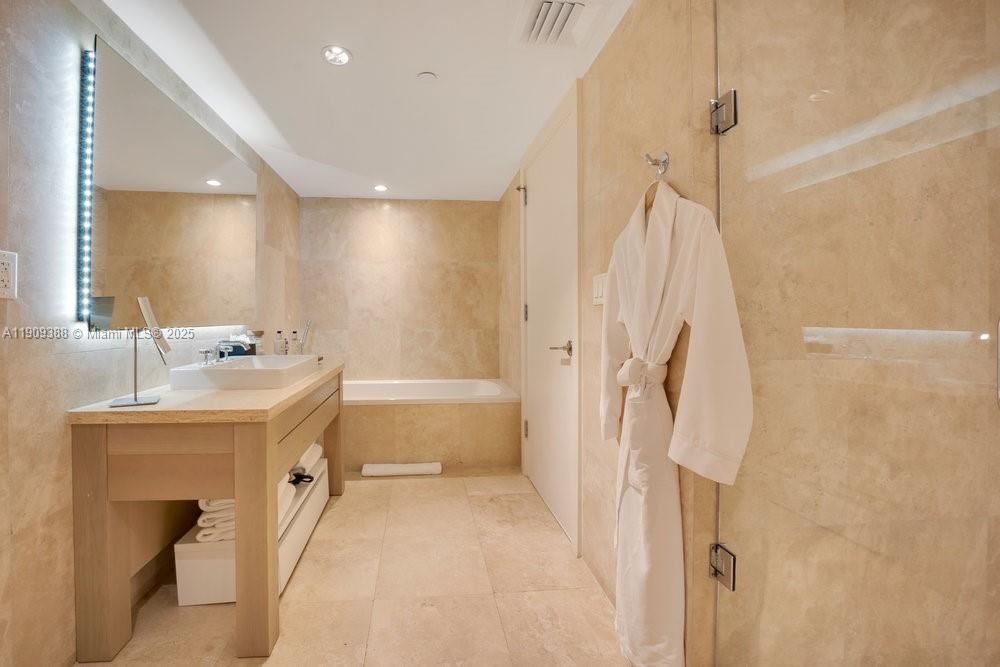 出租: $17,500 (1 贝兹, 1 浴室, 866 平方英尺)