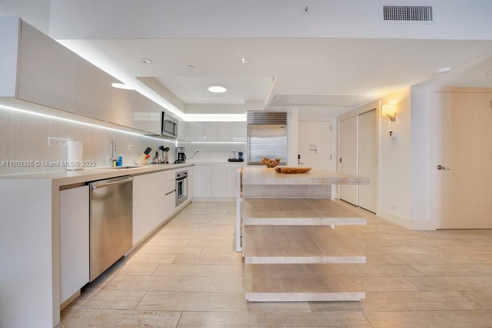 出租: $17,500 (1 贝兹, 1 浴室, 866 平方英尺)