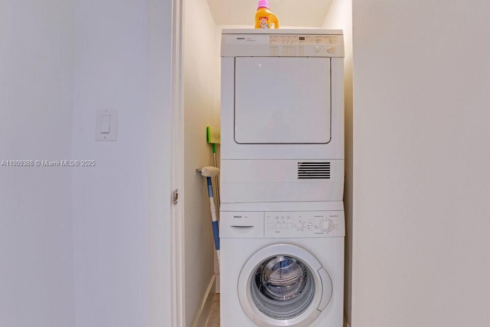 出租: $17,500 (1 贝兹, 1 浴室, 866 平方英尺)