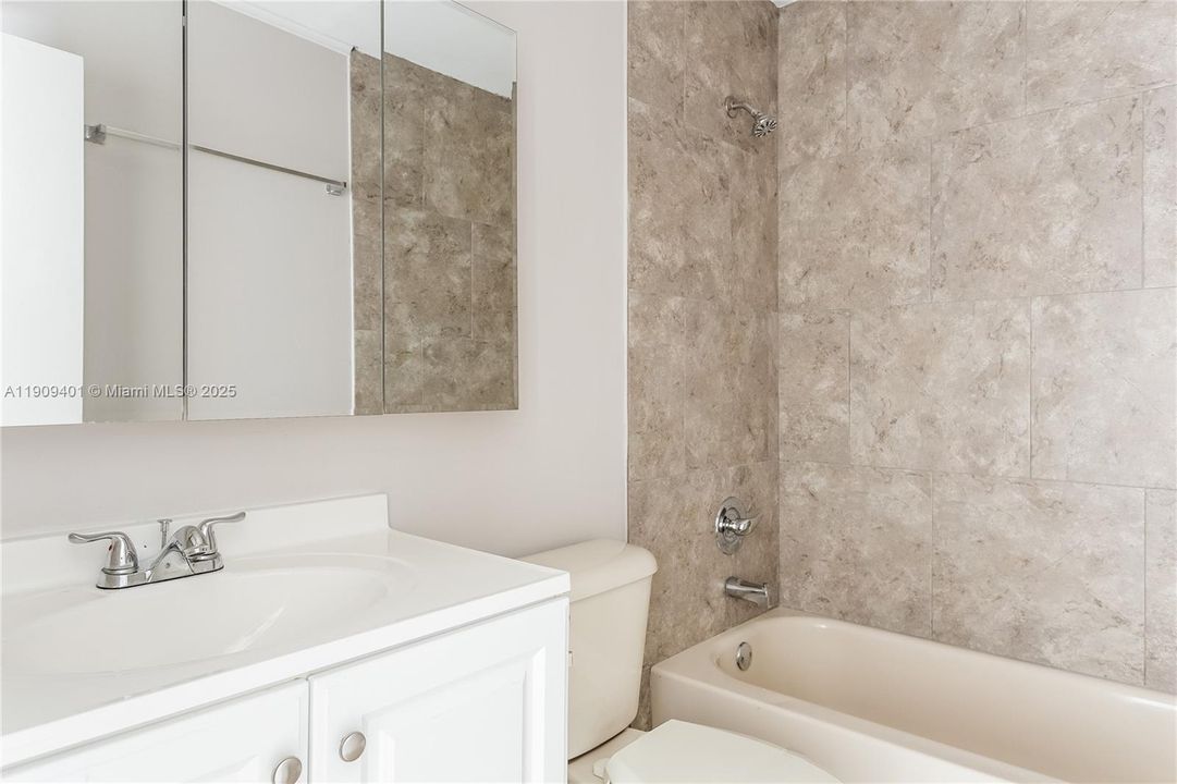 合同活跃: $2,155 (2 贝兹, 1 浴室, 952 平方英尺)