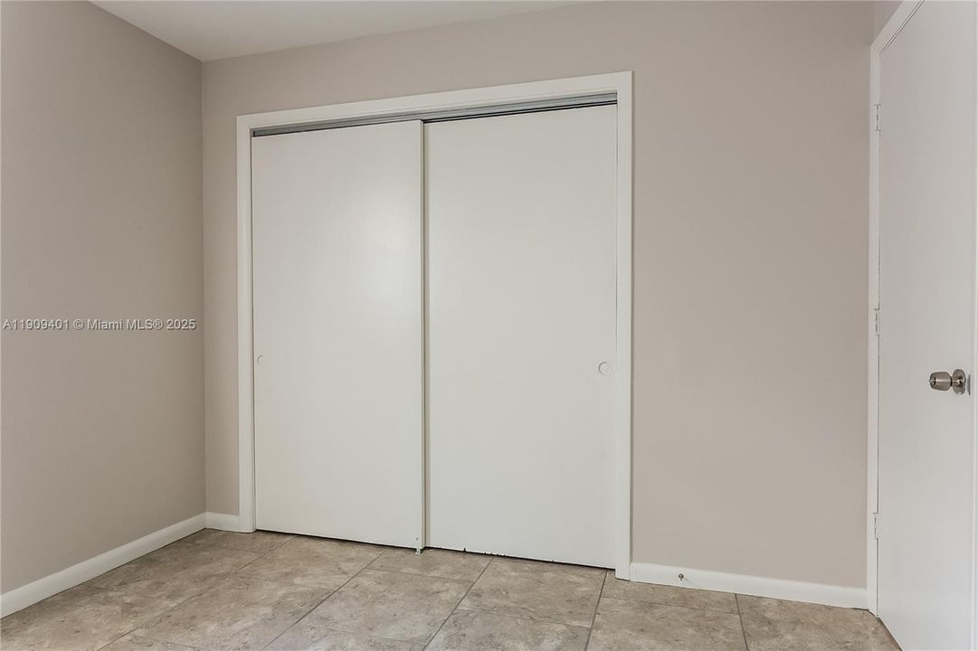 合同活跃: $2,155 (2 贝兹, 1 浴室, 952 平方英尺)