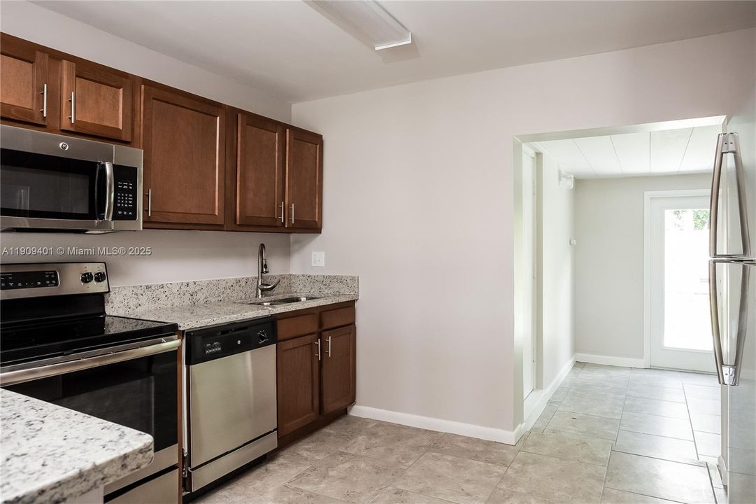 合同活跃: $2,155 (2 贝兹, 1 浴室, 952 平方英尺)