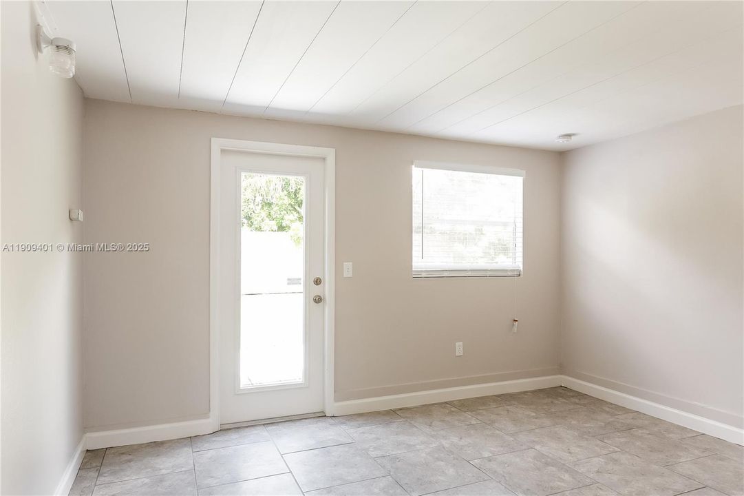 合同活跃: $2,155 (2 贝兹, 1 浴室, 952 平方英尺)