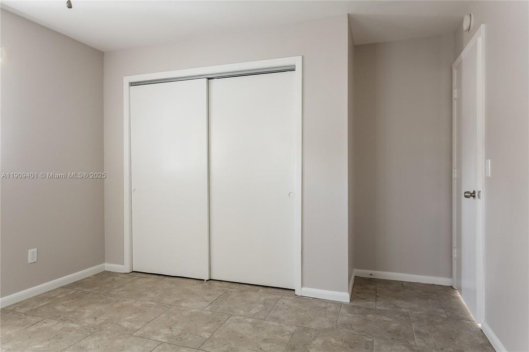 合同活跃: $2,155 (2 贝兹, 1 浴室, 952 平方英尺)