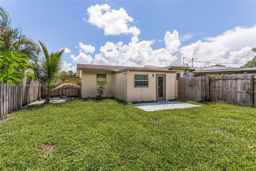 合同活跃: $2,155 (2 贝兹, 1 浴室, 952 平方英尺)