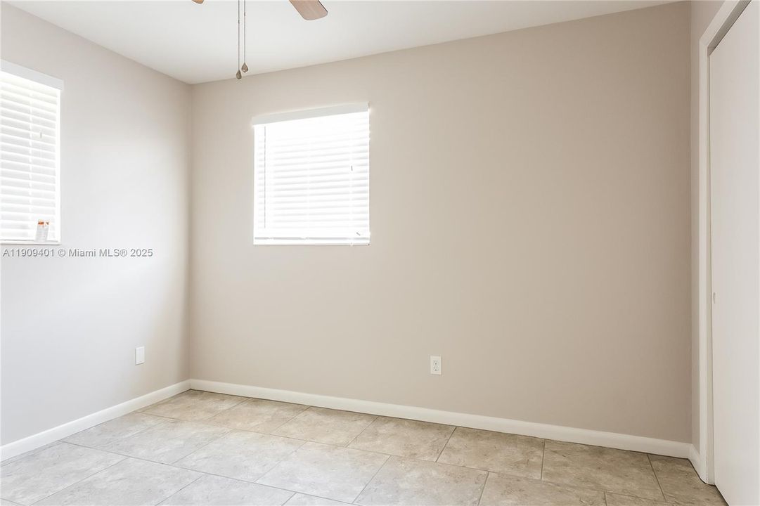 合同活跃: $2,155 (2 贝兹, 1 浴室, 952 平方英尺)