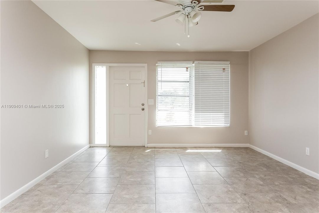 合同活跃: $2,155 (2 贝兹, 1 浴室, 952 平方英尺)