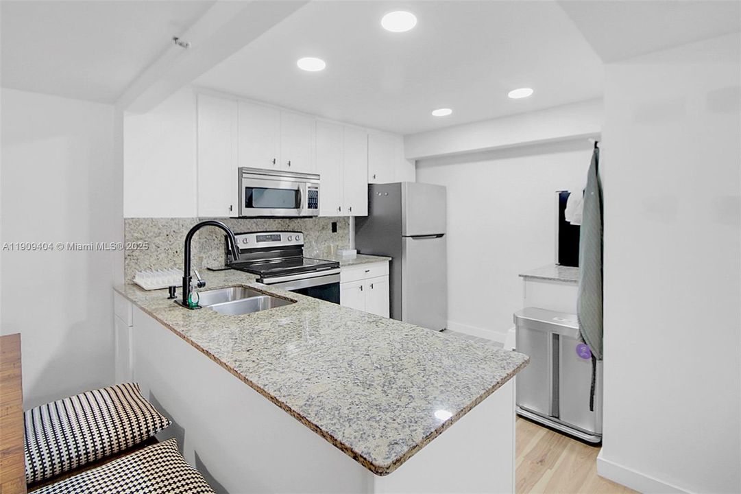 На продажу: $700,000 (2 спален, 2 ванн, 1088 Квадратных фут)