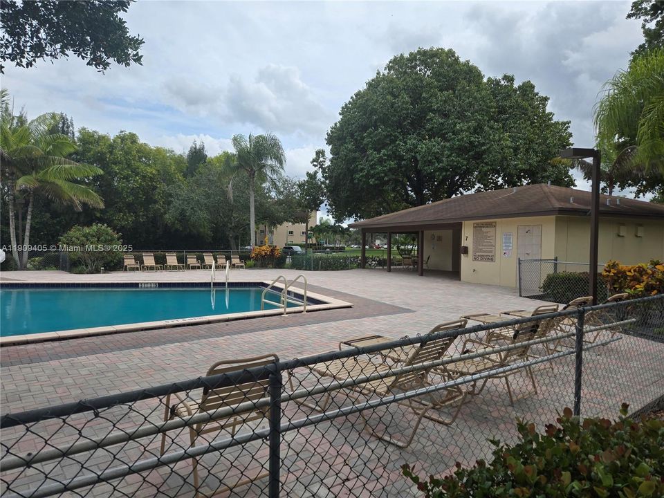 待售: $115,000 (1 贝兹, 1 浴室, 840 平方英尺)