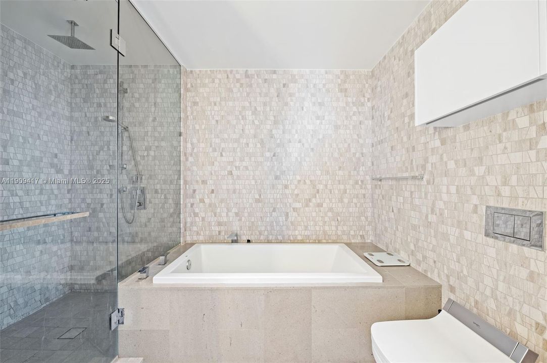 待售: $1,250,000 (2 贝兹, 2 浴室, 1270 平方英尺)