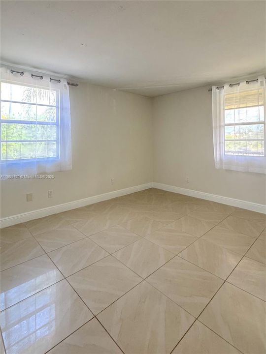 合同活跃: $1,450 (1 贝兹, 1 浴室, 785 平方英尺)