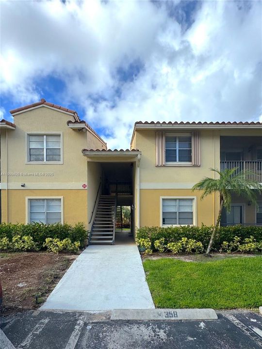 合同活跃: $1,450 (1 贝兹, 1 浴室, 785 平方英尺)