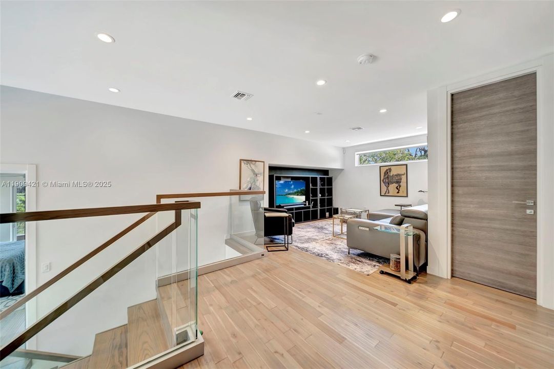 出租: $26,000 (4 贝兹, 4 浴室, 3020 平方英尺)