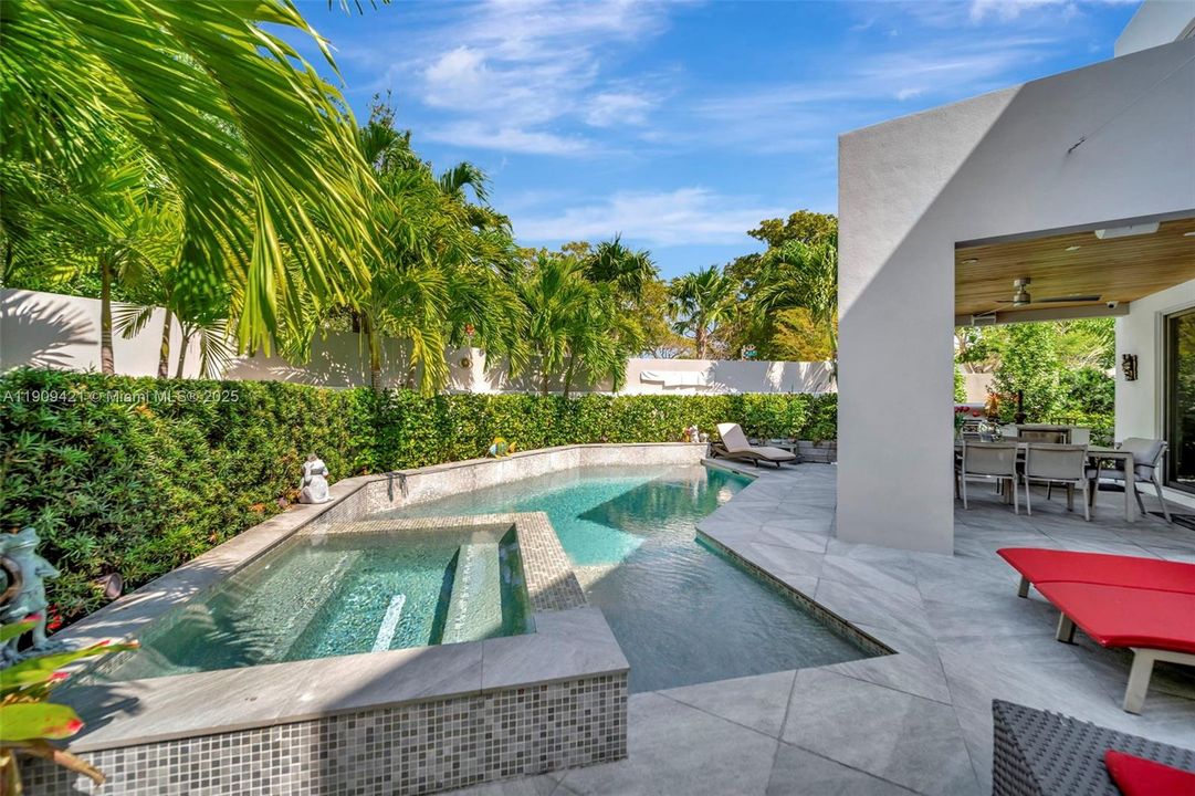 出租: $26,000 (4 贝兹, 4 浴室, 3020 平方英尺)