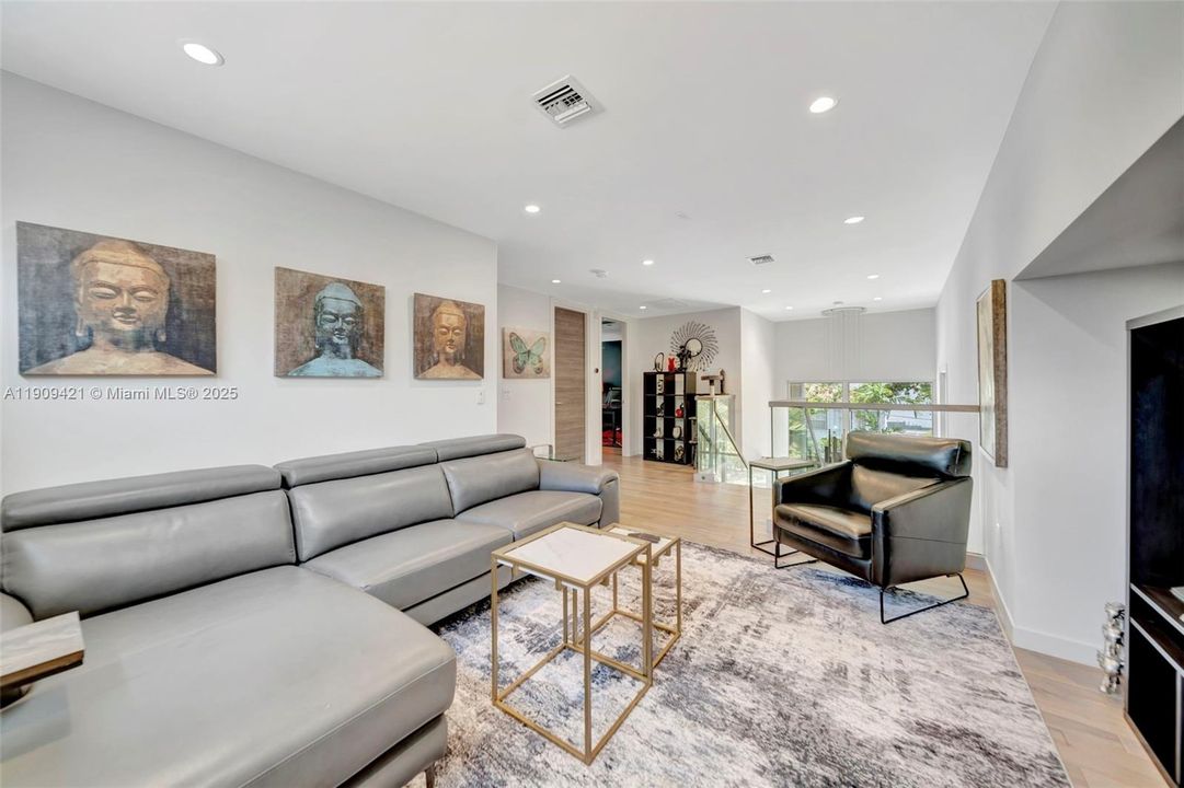 出租: $26,000 (4 贝兹, 4 浴室, 3020 平方英尺)