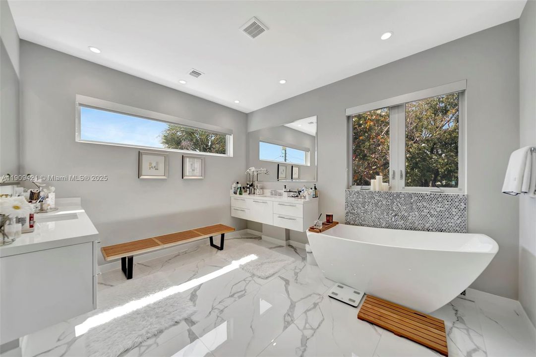 出租: $26,000 (4 贝兹, 4 浴室, 3020 平方英尺)