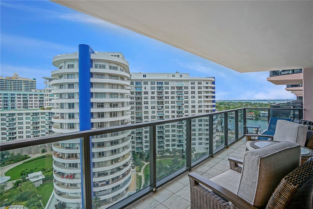 Active With Contract: $489,000 (1 beds, 1 baths, 790 Square Feet)