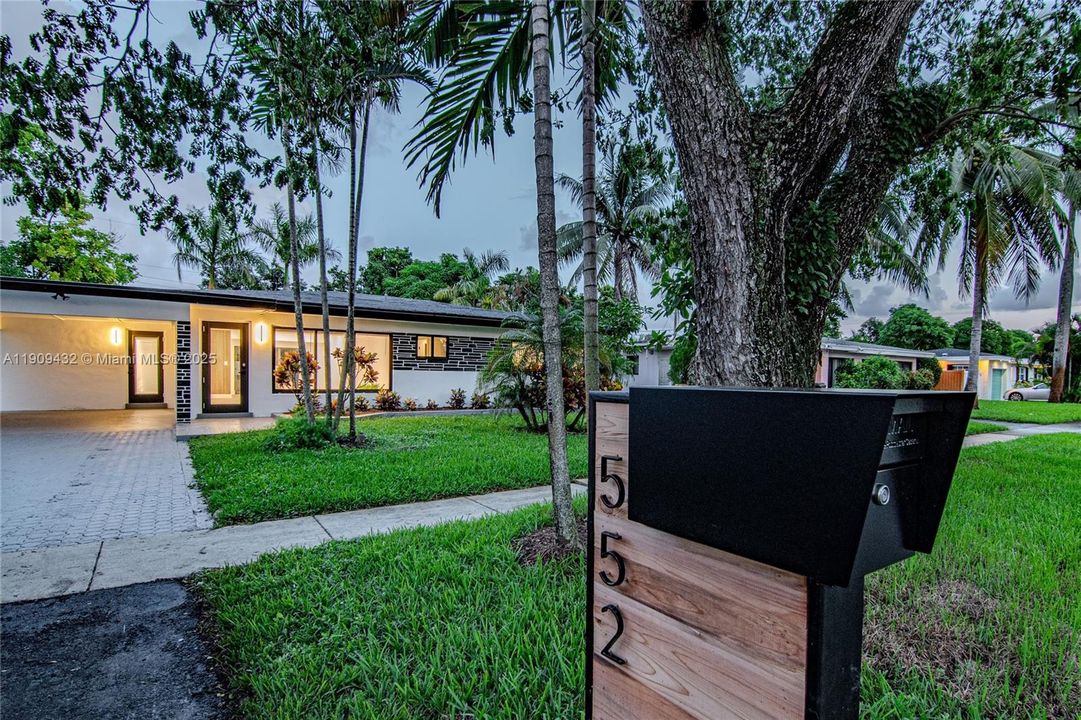 Active With Contract: $579,000 (3 beds, 2 baths, 1490 Square Feet)