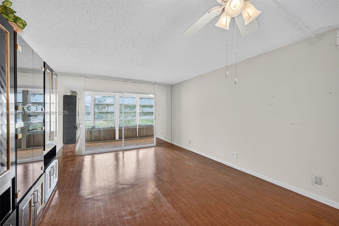 待售: $110,000 (2 贝兹, 2 浴室, 1156 平方英尺)