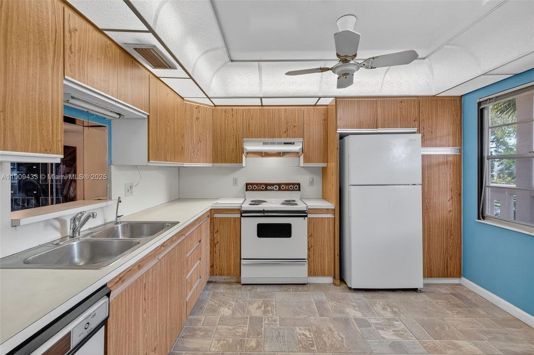 待售: $110,000 (2 贝兹, 2 浴室, 1156 平方英尺)