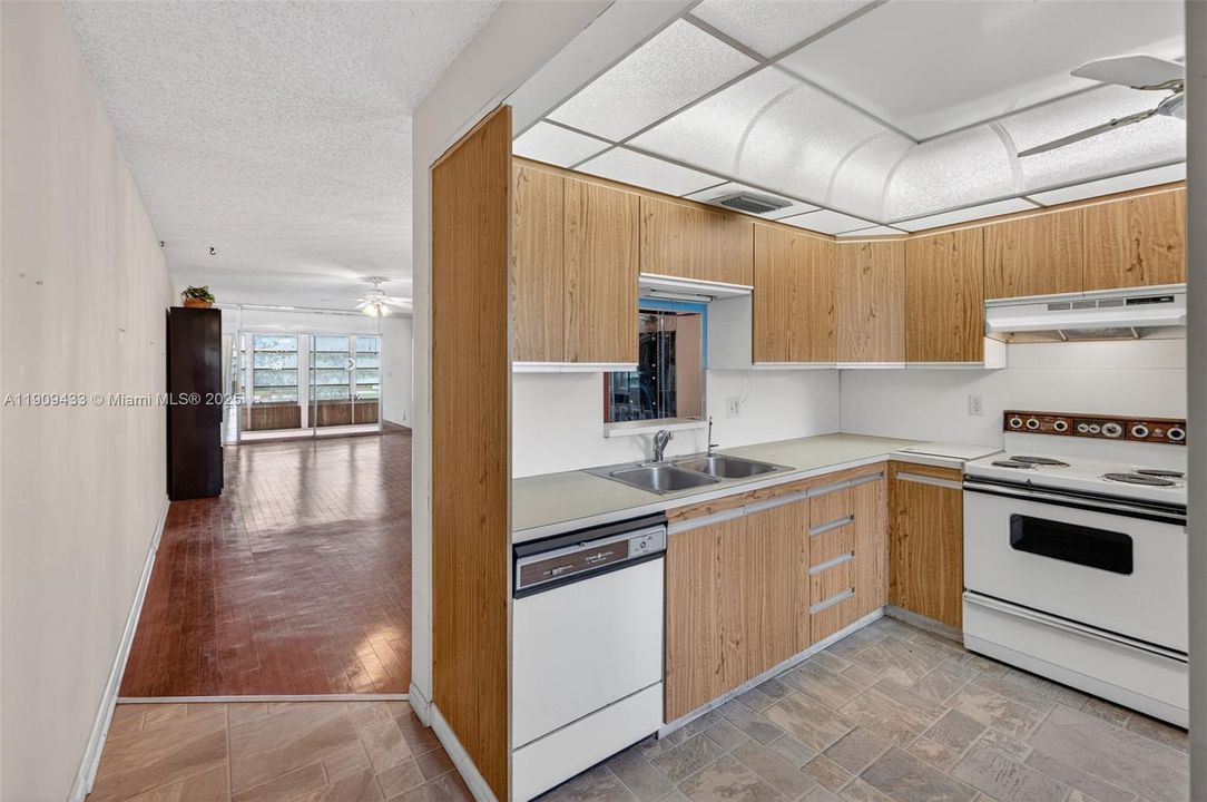 待售: $110,000 (2 贝兹, 2 浴室, 1156 平方英尺)