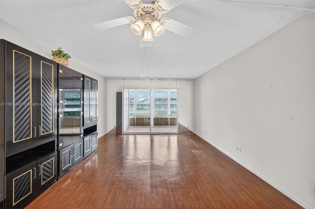 待售: $110,000 (2 贝兹, 2 浴室, 1156 平方英尺)