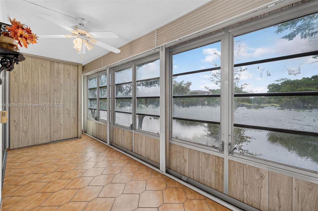 待售: $110,000 (2 贝兹, 2 浴室, 1156 平方英尺)