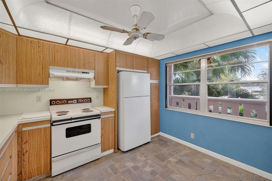 待售: $110,000 (2 贝兹, 2 浴室, 1156 平方英尺)