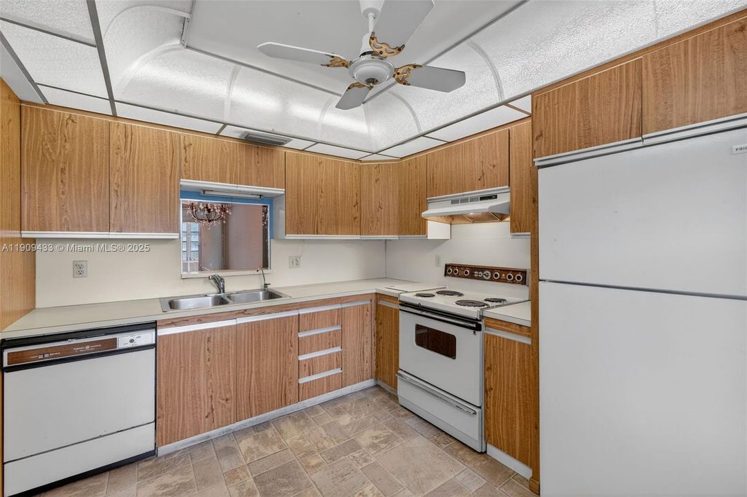 待售: $110,000 (2 贝兹, 2 浴室, 1156 平方英尺)