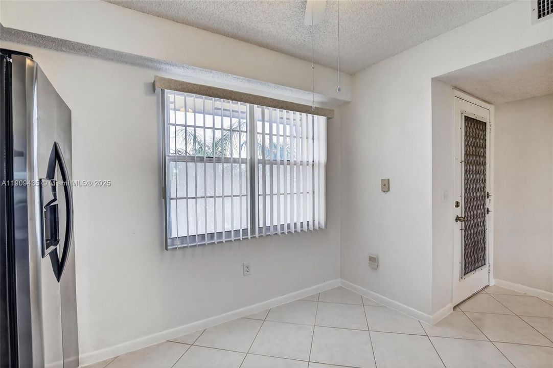 For Sale: $194,000 (1 beds, 1 baths, 940 Square Feet)