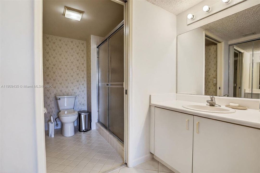 For Sale: $194,000 (1 beds, 1 baths, 940 Square Feet)