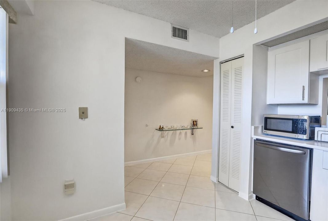 For Sale: $194,000 (1 beds, 1 baths, 940 Square Feet)