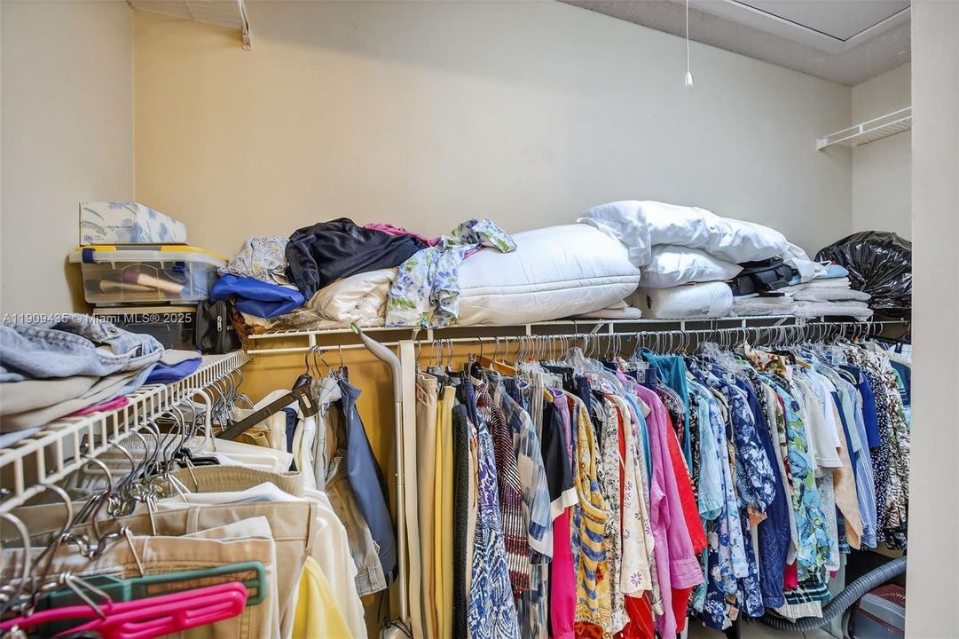 For Sale: $194,000 (1 beds, 1 baths, 940 Square Feet)