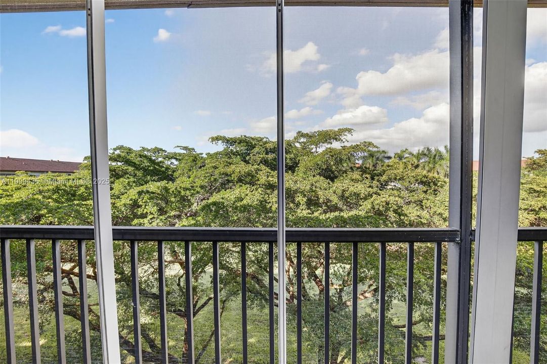 For Sale: $194,000 (1 beds, 1 baths, 940 Square Feet)