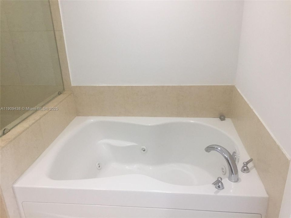 Recientemente alquilado: $4,100 (2 camas, 2 baños, 1256 Pies cuadrados)