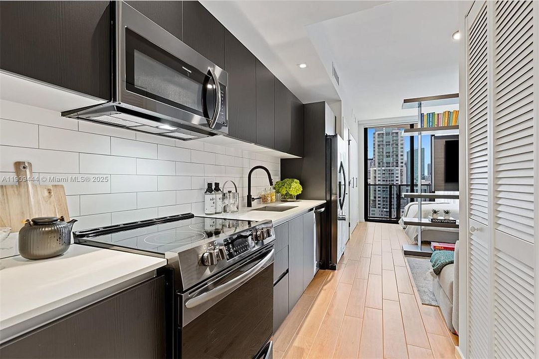 Active With Contract: $650,000 (0 beds, 1 baths, 357 Square Feet)