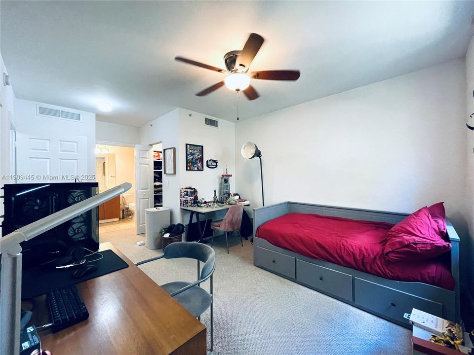 For Sale: $599,000 (2 beds, 2 baths, 1196 Square Feet)