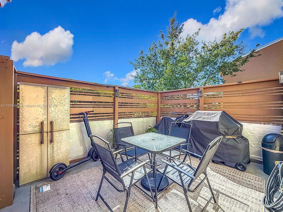 На продажу: $379,000 (2 спален, 2 ванн, 1723 Квадратных фут)