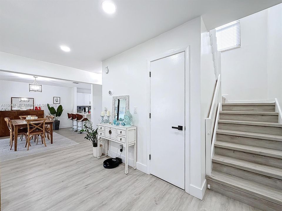 На продажу: $379,000 (2 спален, 2 ванн, 1723 Квадратных фут)