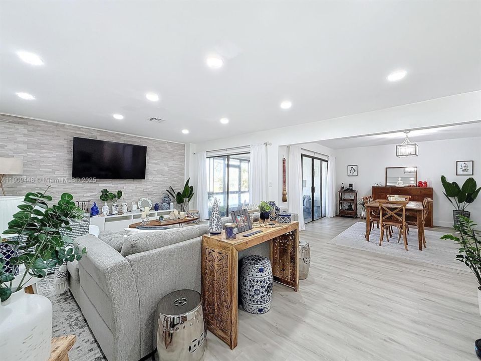 На продажу: $379,000 (2 спален, 2 ванн, 1723 Квадратных фут)