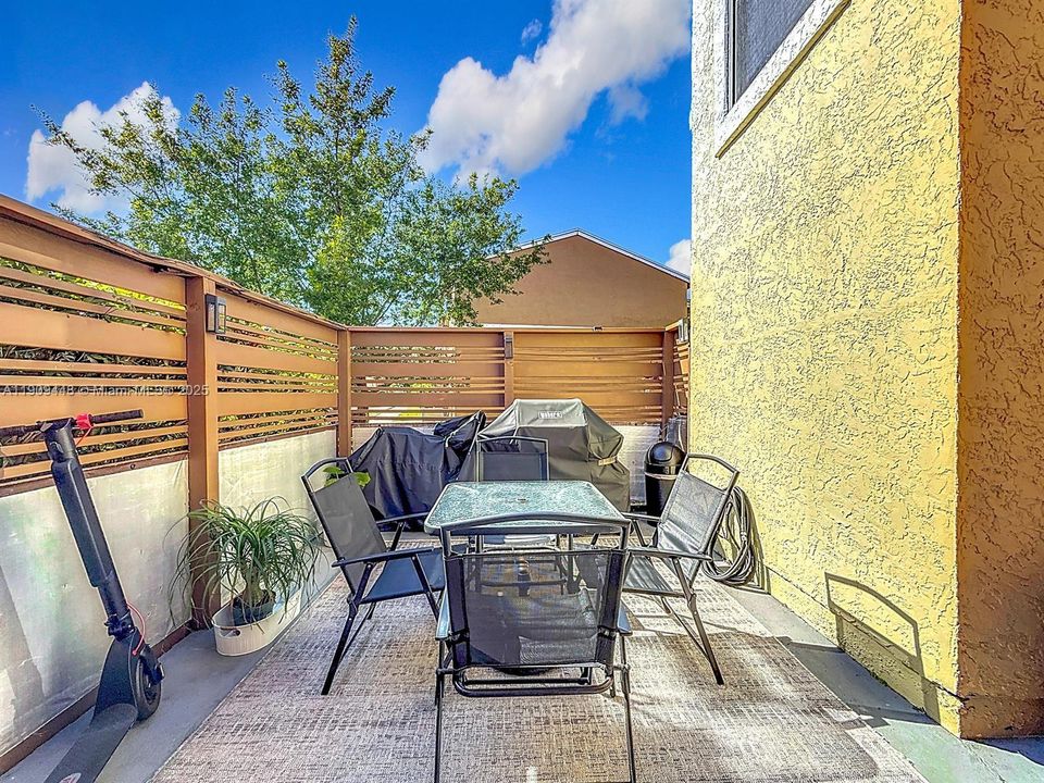 На продажу: $379,000 (2 спален, 2 ванн, 1723 Квадратных фут)