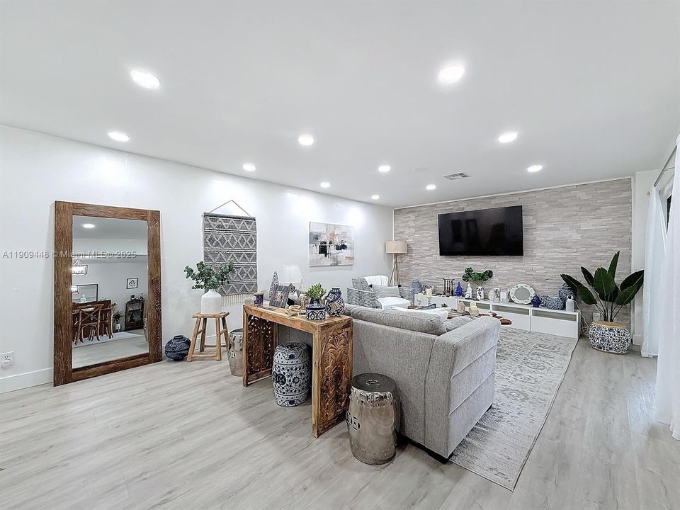 На продажу: $379,000 (2 спален, 2 ванн, 1723 Квадратных фут)