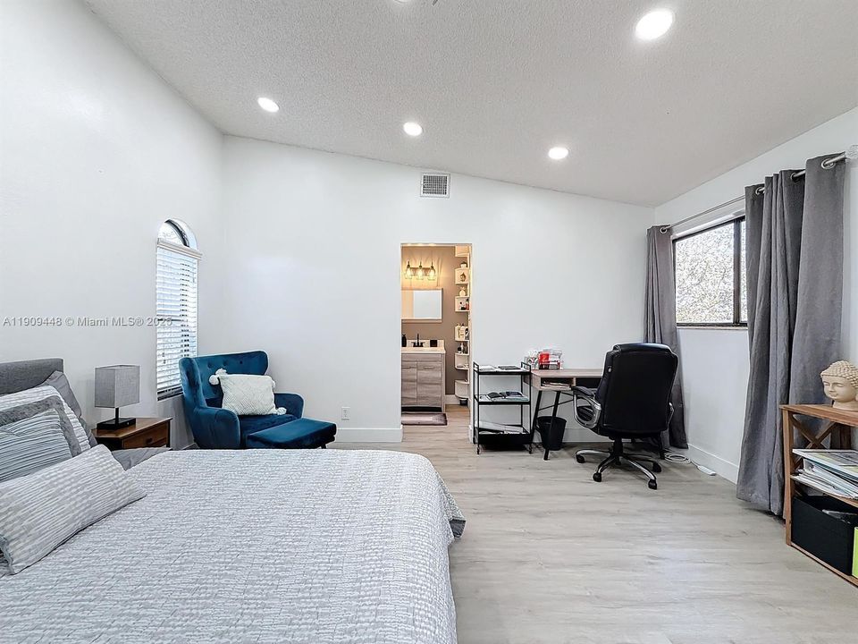 На продажу: $379,000 (2 спален, 2 ванн, 1723 Квадратных фут)