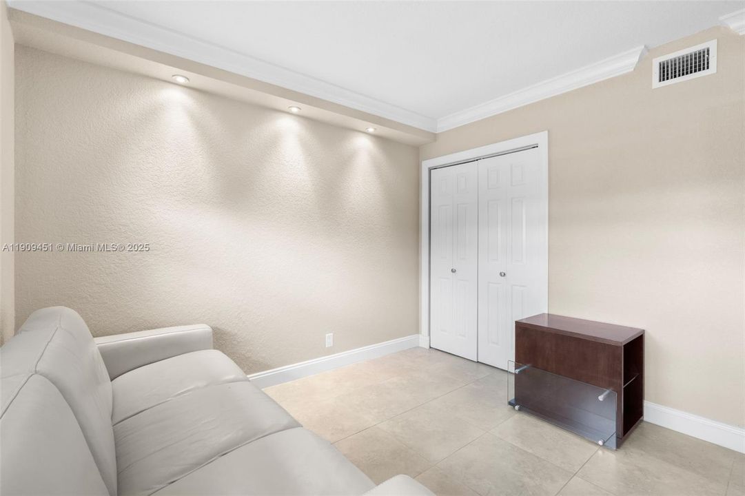 На продажу: $175,900 (2 спален, 2 ванн, 930 Квадратных фут)