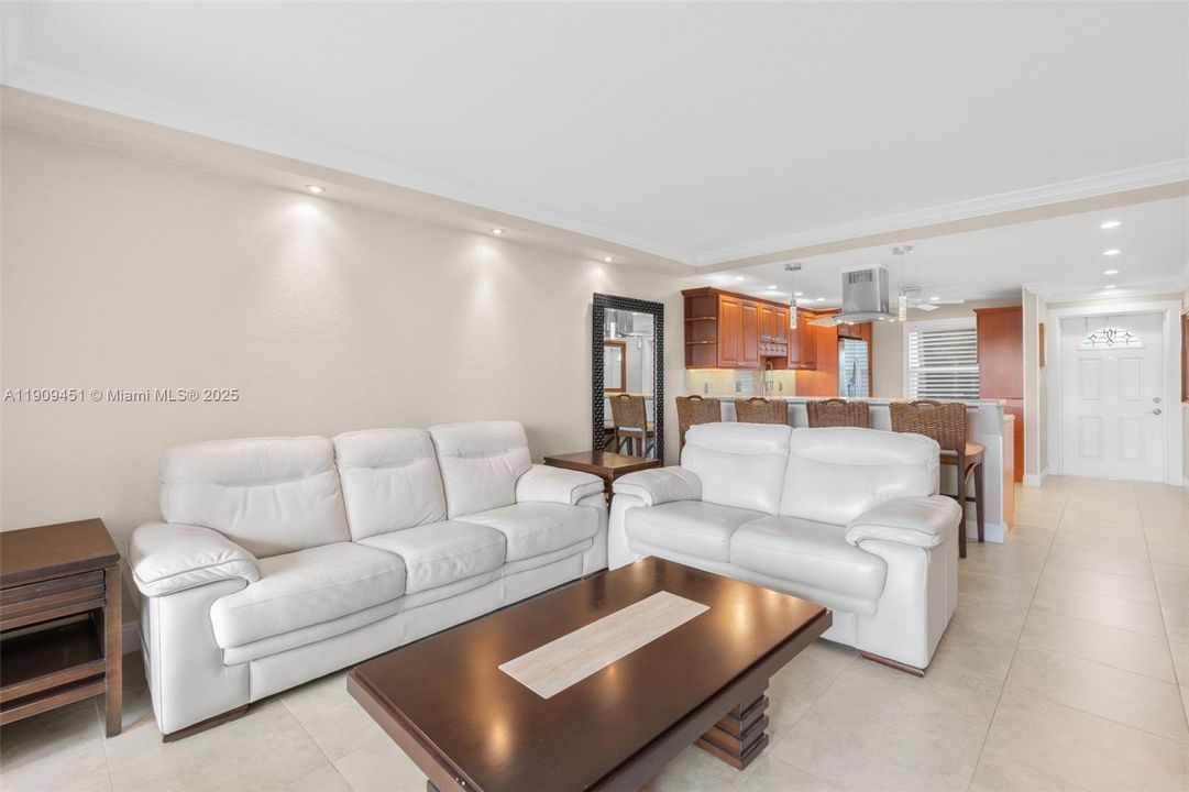 На продажу: $175,900 (2 спален, 2 ванн, 930 Квадратных фут)